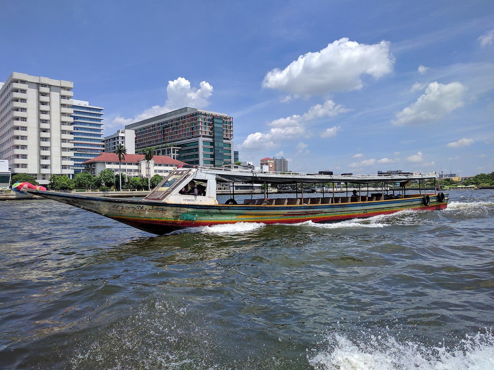 River traffic on Chao Phraya in Bangkok 2
