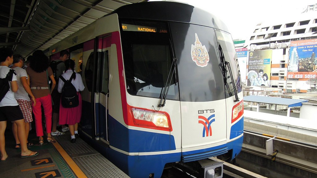 Bangkok's Economic Signals Point to Cautious Growth as Foreign Cash Flows Shift Direction