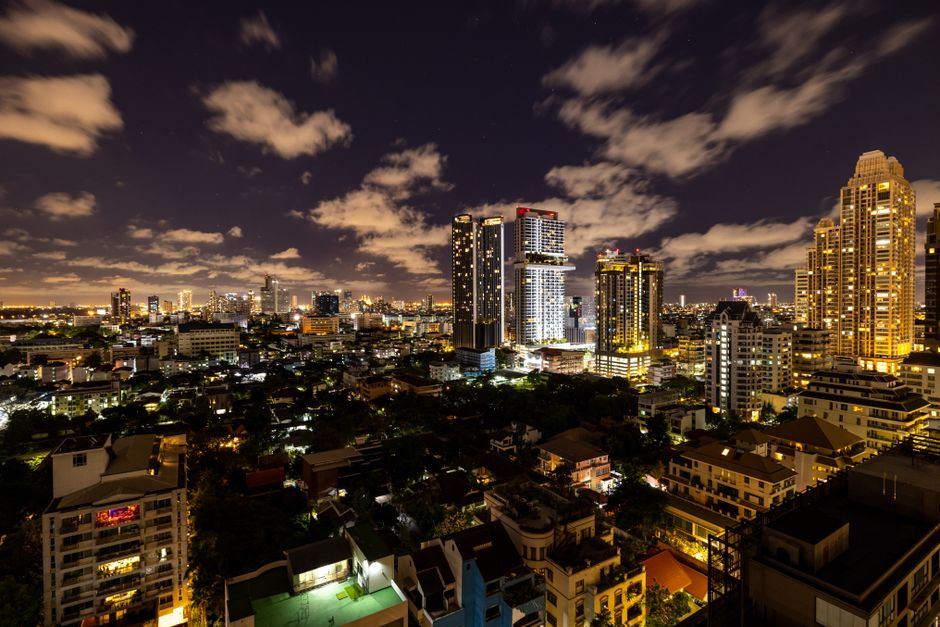Bangkok's Digital Nomads Surge: Policymakers Navigate Growth, Infrastructure Tensions